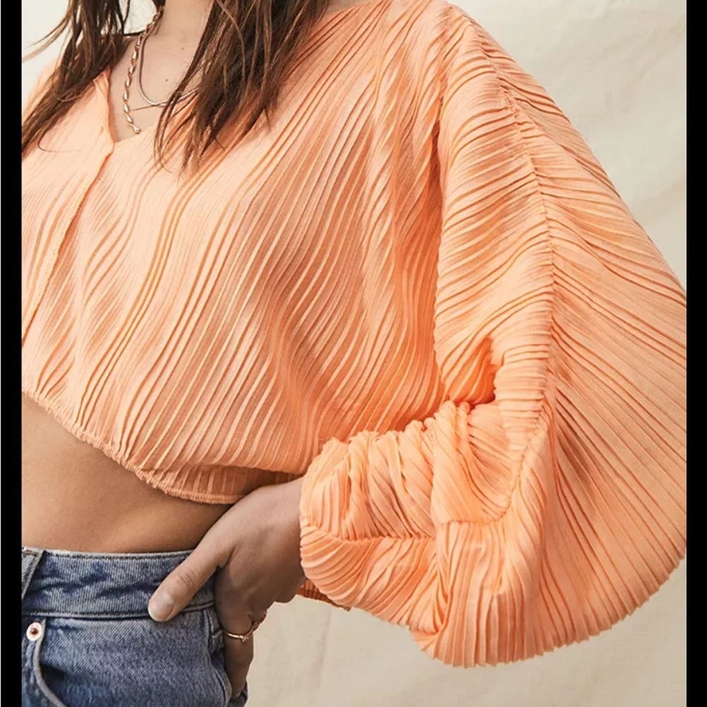 NWT! Urban Outfitters Marietta Light Orange Plisse Ruched Sleeve Top M